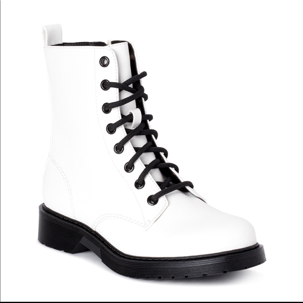 Time & Tru white boots